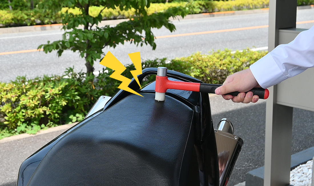 カワサキのメットインをハンマーで開ける
