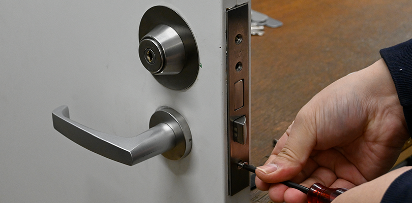 フロントプレートを外す