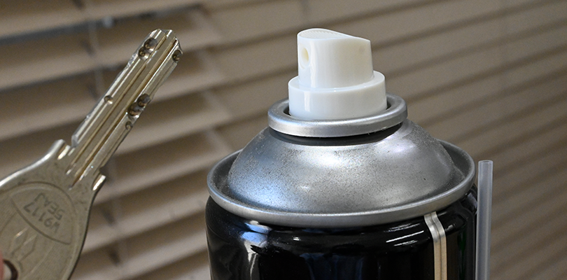 鍵用の潤滑スプレーを使う