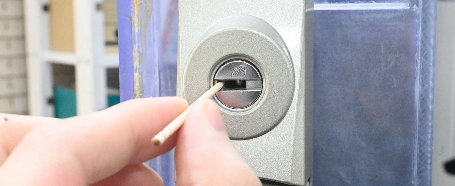 爪楊枝や針金を鍵穴に差し込む