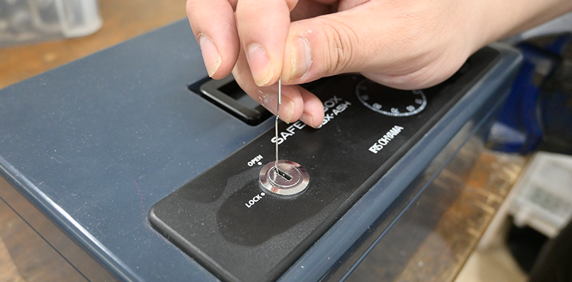 1本のクリップで鍵穴内のピンを操作する