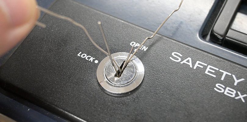 2本目のクリップを使いながらピンを押し込む