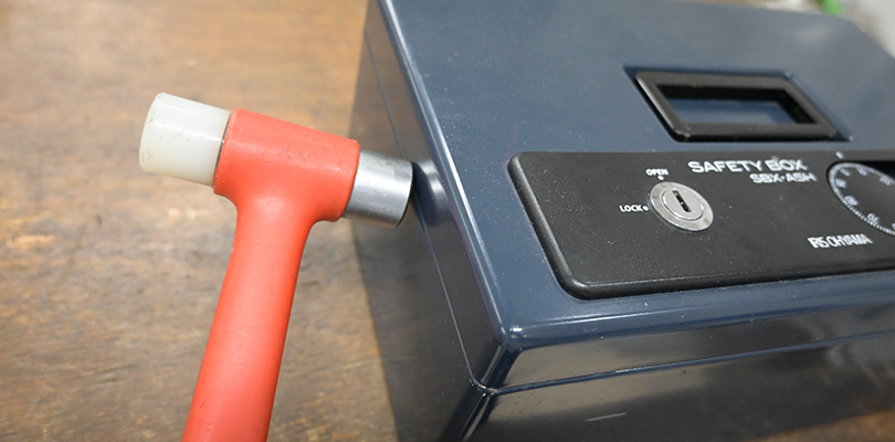 ハンマーで金庫ごと叩き壊す