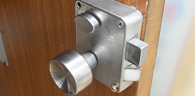 ドアノブを掴んでひねる玉座(握り玉)式