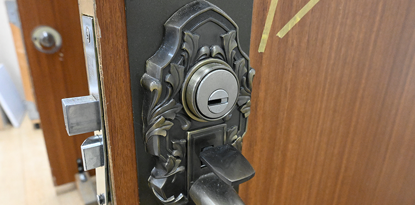 古い玄関に多いサムラッチ式