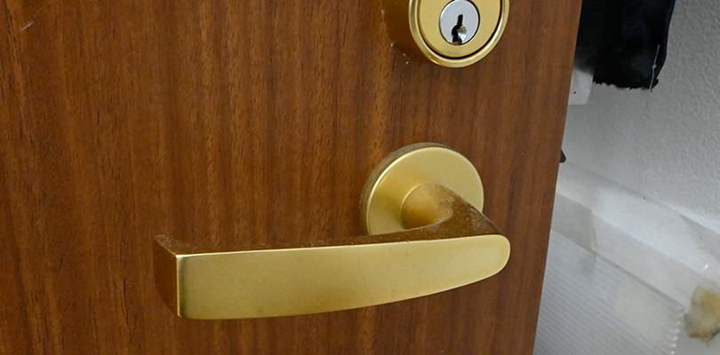 荷物があっても開けやすいレバーハンドル式