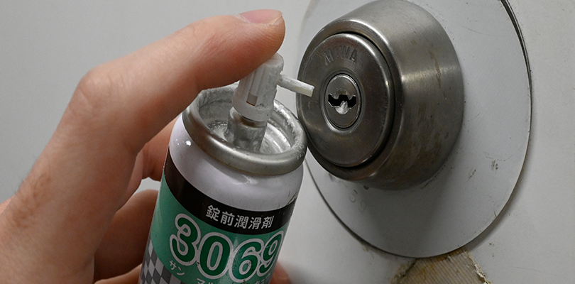 鍵穴やシャッターが凍っている