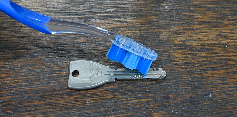 簡単な汚れは古い歯ブラシで磨いて落とす