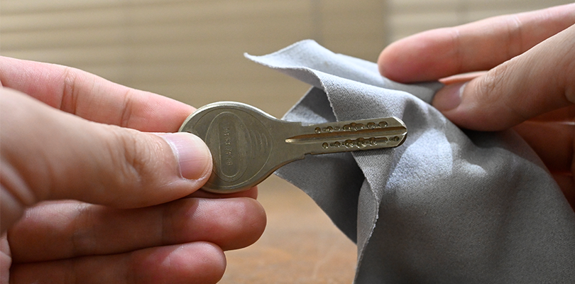 水で洗って水分を拭き取る