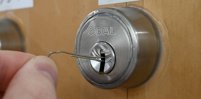 1本のクリップで鍵穴のピンを操作する