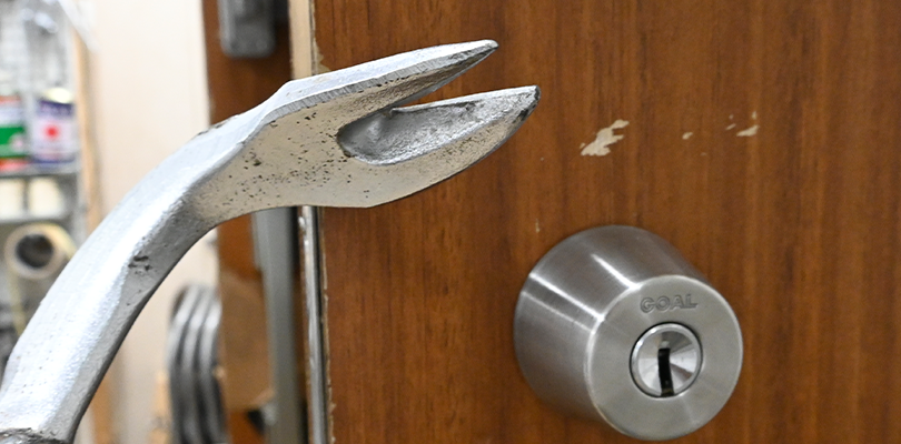 隙間にバールを差し込んで破壊する