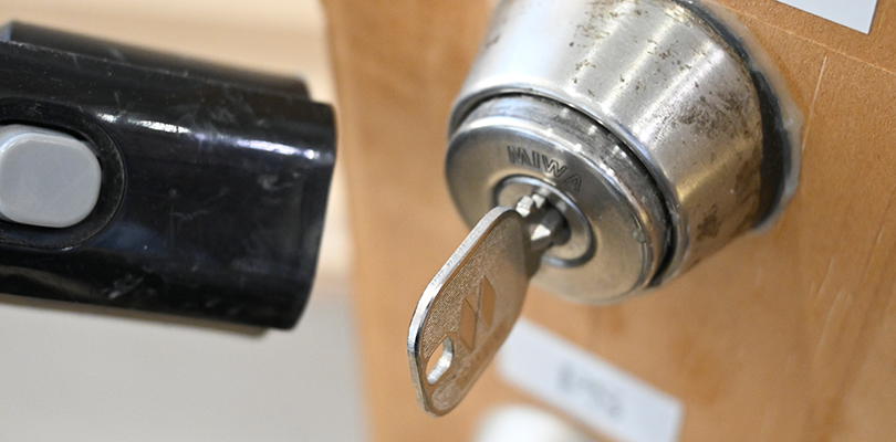 エアダスターや掃除機で鍵穴のゴミを飛ばす