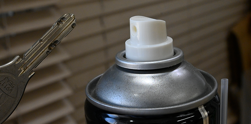 鍵用の錆び落としスプレーを使う