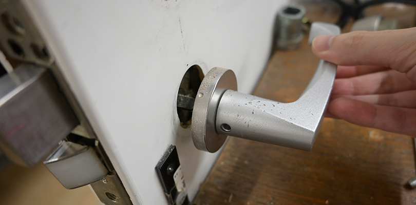 台座が曲がっている