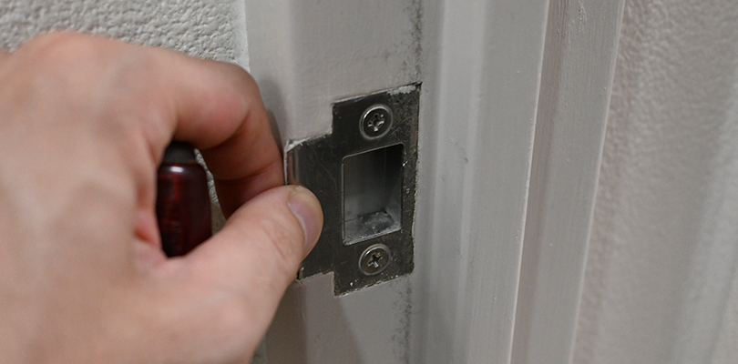 ラッチとストライクにズレ