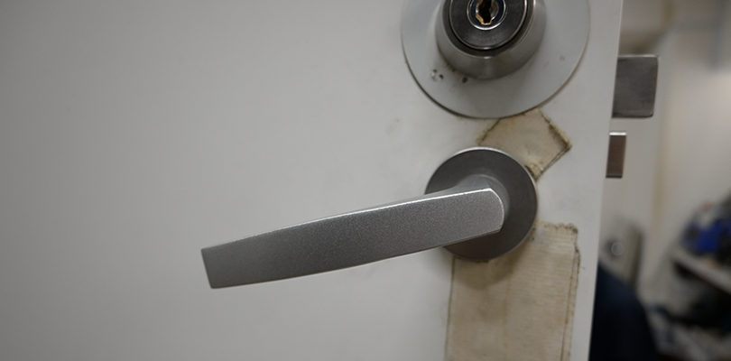 ハンドルが元の位置に戻らない