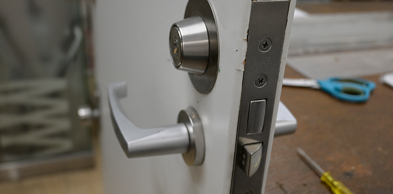 ラッチとストライクの高さが合っているか確認する