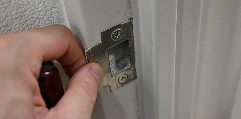 ストライクのネジをプラスドライバーで緩める