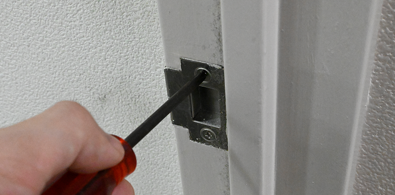 ラッチに合う高さでストライクのネジを締める