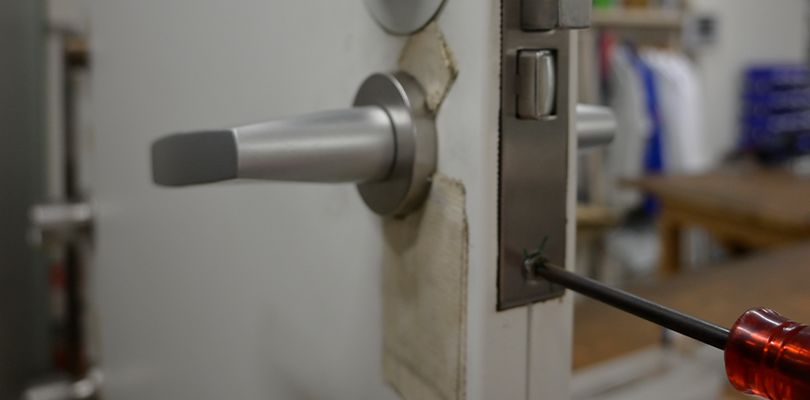 フロントプレートをプラスドライバーで外す