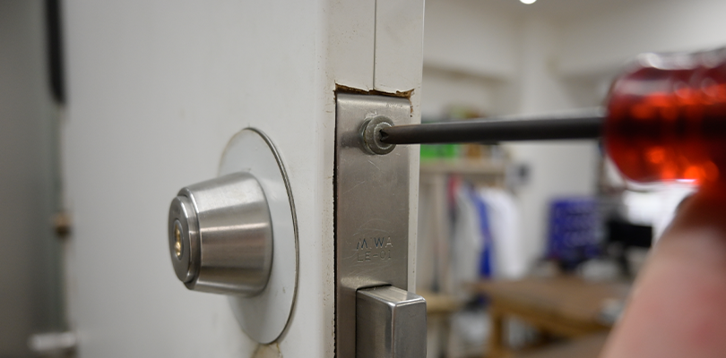 ラッチケースとフロントプレートを元に戻す