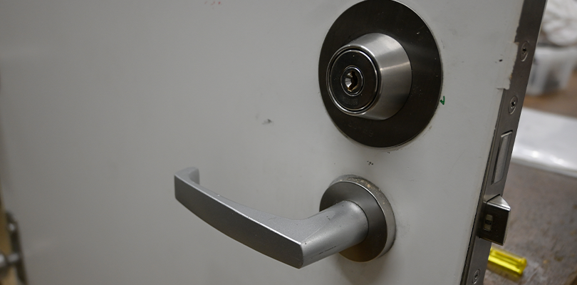 室外側のレバーハンドルを外す