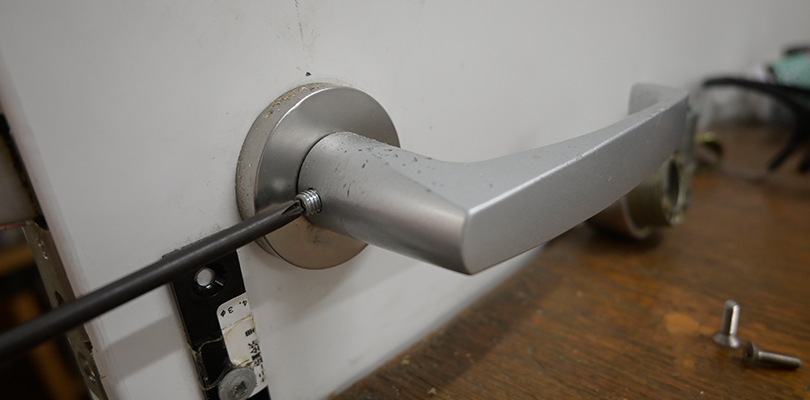 室内側のレバーハンドルを外す