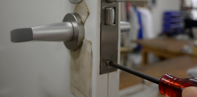 フロントプレートを外してラッチケースを引き抜く