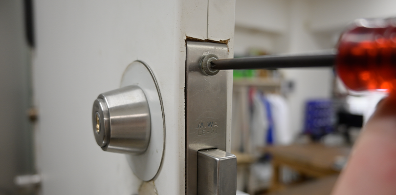 新しいラッチケースとフロントプレートを取り付ける