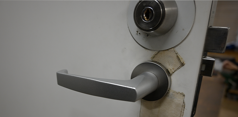 室外側のレバーハンドルを固定して動作確認する