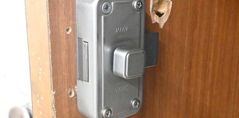 補助錠を取り付けて併用する