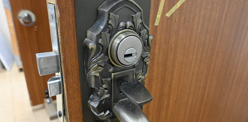玄関や引き戸に鍵を取り付ける