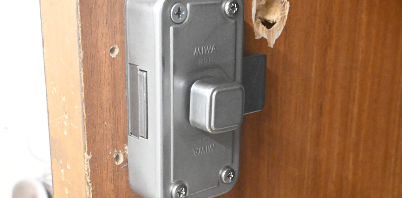 徘徊防止用のドアロックを取り付ける