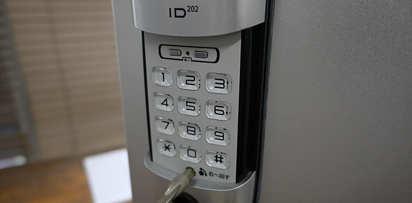 暗証番号式の鍵の取り付け方法