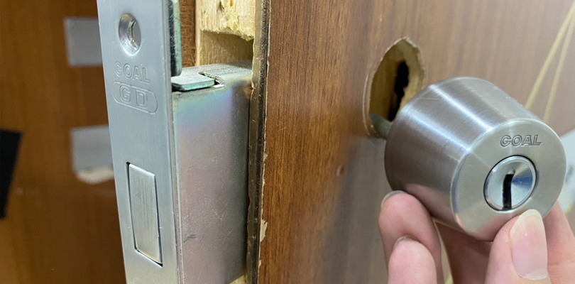 両面シリンダー式の鍵に交換する方法