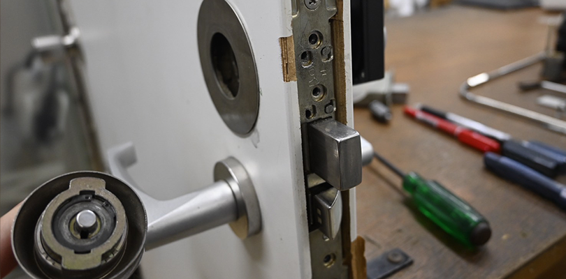 シリンダーとドアノブを外す