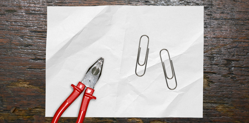 クリップ2本と工具を用意する