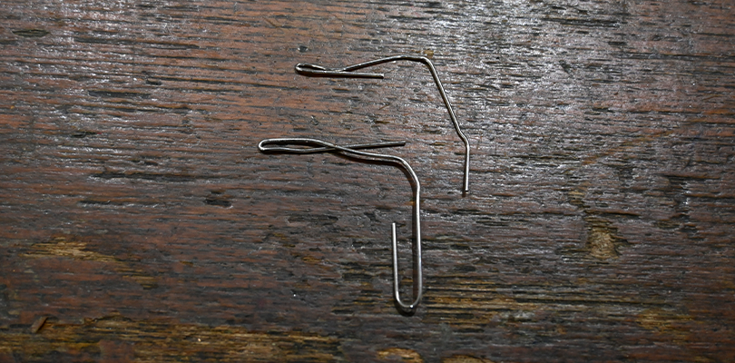 クリップの先端を工具で曲げる