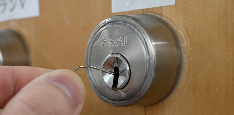 鍵穴のピンをクリップで押し込む