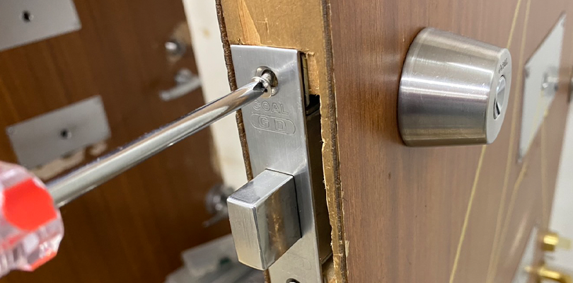 ドア側面の金属プレートを外す