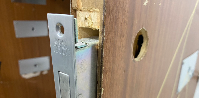 ピンを引き抜いて古いシリンダーを外す