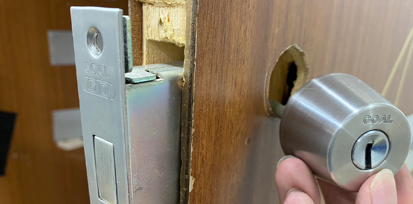 新しいシリンダーを取り付ける