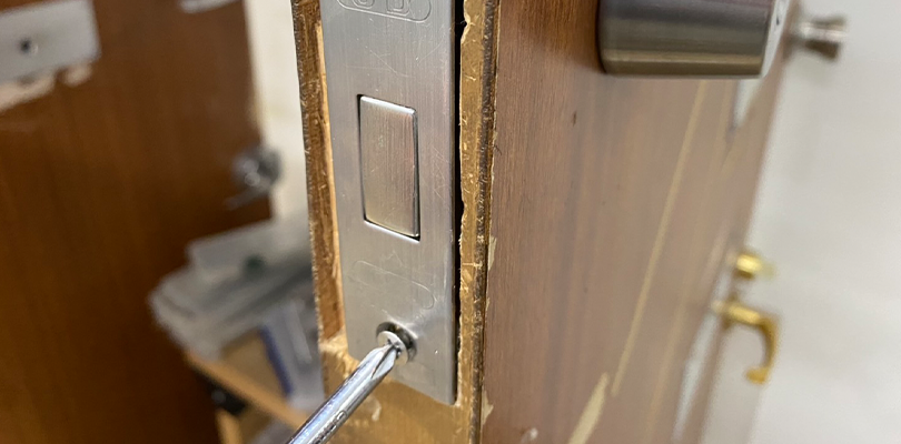 ピンと金属プレートを元に戻す