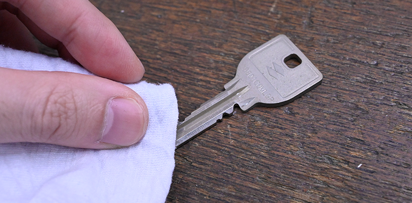 鍵の汚れを浮かせて拭き取る
