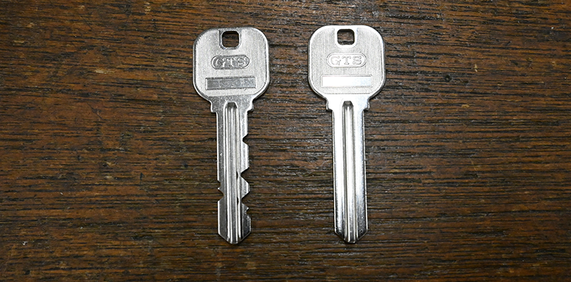 ブランクキーと金属ヤスリを用意する