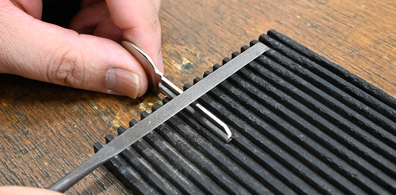 金属ヤスリでブランクキーを削る