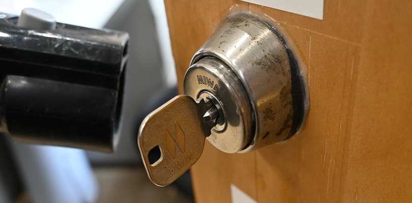 ノズルを鍵穴に近付けてゴミを吸引する