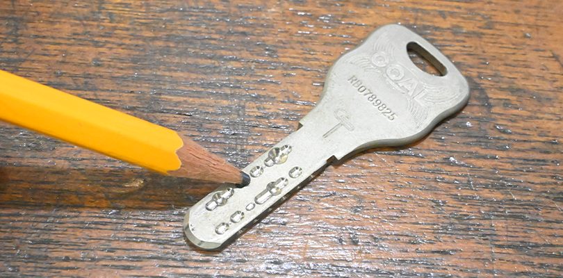 鉛筆の黒鉛でも代用可能