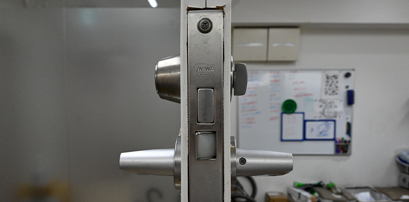 フロントプレートで型番を確認する