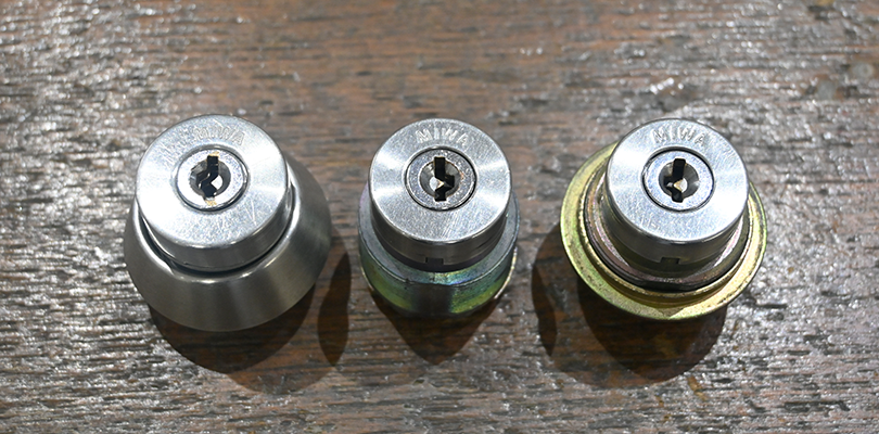 新しいシリンダーと工具を用意する